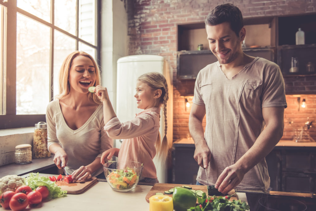 Familie beim Kochen